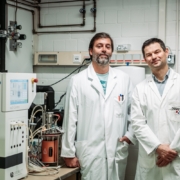 Dr. Stefan Dyskma (li.) und Prof. Dr. Michael Pester neben einem Bioreaktor bei der DSMZ, in dem neuartige „Sulfatreduzierer“ untersucht werden konnten.