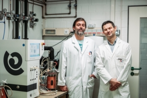 Dr. Stefan Dyskma (li.) und Prof. Dr. Michael Pester neben einem Bioreaktor bei der DSMZ, in dem neuartige „Sulfatreduzierer“ untersucht werden konnten.