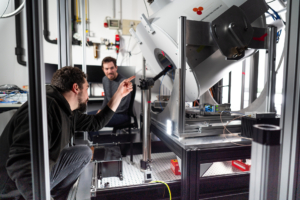 Erstautor Karl D. Briegel (l.) und Prof. Dominik B. Bucher bei der Arbeit an ihrem neuen Kernspin-Mikroskop.