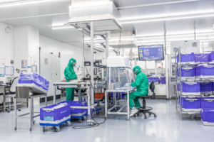 Blick in den ISO7-Reinraum bei RKT: Auf der linken Seite erfolgt die Qualitätsendkontrolle, die derzeit manuell durchgeführt wird. Im nächsten Ausbauschritt soll die Kontrolle vollautomatisiert per Kamerasystem erfolgen. Unter der Clean-Air- und UV-Licht-Werkbank auf der rechten Seite werden Stickpacks verarbeitet.