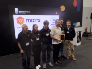 Die Teams der Preisträger des SLAS New Product Awards. Mo:re-Mitgründer Lukas Gaats (2. v. r) und David Hackenberger (1. v. r.)