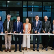 Eröffnung bei Sandoz in Holzkirchen. Die bayerische Gesundheitsministerin Judith Gerlach (Mitte) und Deutschland-Chef von Sandoz Thomas Weigold (rechts daneben) mit weiteren Unternehmensvertretern und Abgeordneten der kommunalen Ebene