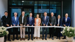 Eröffnung bei Sandoz in Holzkirchen. Die bayerische Gesundheitsministerin Judith Gerlach (Mitte) und Deutschland-Chef von Sandoz Thomas Weigold (rechts daneben) mit weiteren Unternehmensvertretern und Abgeordneten der kommunalen Ebene