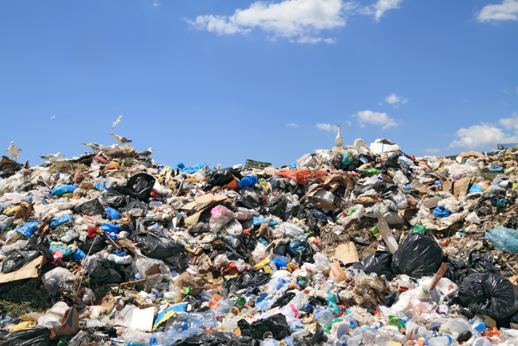 Garbage and seagulls Wer auf einer solchen Müllhalde wertvolle Metalle findet, hat wohl Glück gehabt. Eher sollte man auf den Deponien für Elektronikschrott danach suchen
