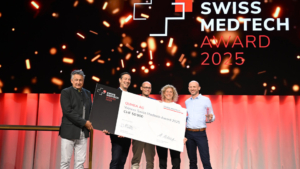 Fünf Personen auf einer Bühne bei der Übergabe des Swiss Medtech Awards 2025