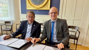 Bei der Vertragsunterzeichnung: Prof. Heyo K. Kroemer, Vorstandsvorsitzender der Charité und  Dr. Bernd Montag, CEO von Siemens Healthineers