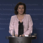 Bundesforschungsministerin Dorothee Bär (CSU) steht am Rednerpult und präsentiert die Hightech-Agenda.