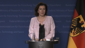 Bundesforschungsministerin Dorothee Bär (CSU) steht am Rednerpult und präsentiert die Hightech-Agenda.