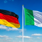 deutsche und italienische Flagge vor blauem Himmel