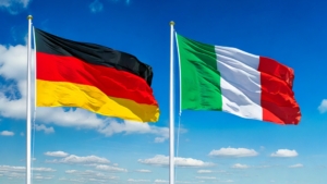 deutsche und italienische Flagge vor blauem Himmel