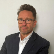 Mann mit Brille und dunklem Haar, ernster Gesichtsausdruck
