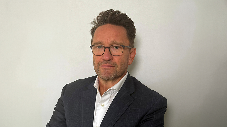 mtz_de_CEO_Sanner_Stefan_Verheyden Mann mit Brille und dunklem Haar, ernster Gesichtsausdruck