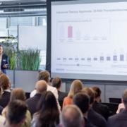 Dr. Christian Dubiella, Technologiemanager und Senior Group Leader in der Forschung von Wacker, hielt die Keynote zum Titel des zweitägigen Symposiums bei Wacker: "Fast track solutions from R&D to GMP".