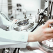 Mitarbeiterin bei der Produktion von Biologica