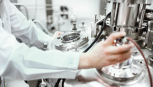 Mitarbeiterin bei der Produktion von Biologica