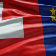 Flaggen der Schweiz und der EU eng nebeneinander