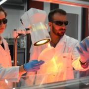Die Empa-Forscher Paula Bürgisser und Giacomo Reina vom Nanomaterials in Health-Labor in St. Gallen