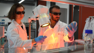 Die Empa-Forscher Paula Bürgisser und Giacomo Reina vom Nanomaterials in Health-Labor in St. Gallen