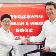 Feierliche Unterzeichnung der Technologiepartnerschaft: Wu Liwei, CEO von YiNGUAN, und Uwe Weiss, CEO der WEISS GmbH