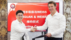 Feierliche Unterzeichnung der Technologiepartnerschaft: Wu Liwei, CEO von YiNGUAN, und Uwe Weiss, CEO der WEISS GmbH
