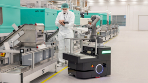 B. Braun Mitarbeiter und das neue fahrerlose Transportsystem