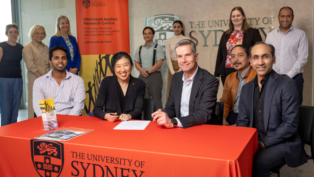mtz.de_Biotronik_University of Sydney - Group Professor Clara Chow und Jan Ewert (beide Mitte) während der Unterzeichnung der Absichtserklärung