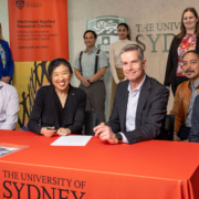 Professor Clara Chow und Jan Ewert (beide Mitte) während der Unterzeichnung der Absichtserklärung