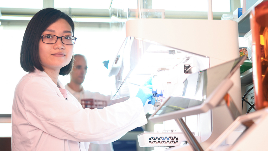 mtz.de_Hornhaut_3D-Druck_LeHienPhuong Empa-Forscherin Hien Le arbeitet an einer künstlichen Hornhaut aus Hydrogel für Menschen mit Sehbeeinträchtigung.
