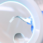 Dank seiner speziellen Zusammensetzung und Beschichtung soll ein innovativer Stent künftig helfen, das Thromoboserisiko noch weiter zu senken und die ursprüngliche Flexibilität des Blutgefäßes wiederherzustellen.