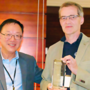 Dr. Ted Mao, Direktor der IUVA, übergibt den UVLaunch Award an Prof.
Dr. Martin Hessling.