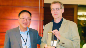 Dr. Ted Mao, Direktor der IUVA, übergibt den UVLaunch Award an Prof.
Dr. Martin Hessling.