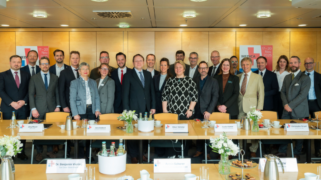 mtz.de_CEO_Treffen_Medica_Gruppenfoto_kl. mtz.de_CEO_Treffen_Medica_Gruppenfoto_kl.