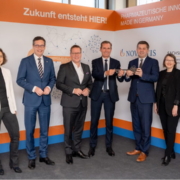 Vertreter aus Wirtschaft, Forschung und Politik bei der symbolischen Schlüsselübergabe für den künftigen Produktionsstandort für Radioligandentherapie von Novartis in Halle (Saale), Sachsen-Anhalt. V.l.n.r.: Dr. Alexandra Skorupa, Leiterin des Bereichs Medical Affairs für Radioligandentherapie bei der Novartis Pharma GmbH, Dr. Alexander Vogt, Oberbürgermeister der Stadt Halle/Saale, Tino Sorge, Parlamentarischer Staatssekretär im Bundesministerium für Gesundheit, Manfred Heinzer, Vorsitzender der Geschäftsführung Novartis Deutschland, Sven Schulze, Minister für Wirtschaft, Tourismus, Landwirtschaft und Forsten des Landes Sachsen-Anhalt, Katja Pähle, MdL Sachsen Anhalt, Dr. Robert Franke, Geschäftsführer der Investitions- und Marketinggesellschaft (IMG) Sachsen-Anhalt