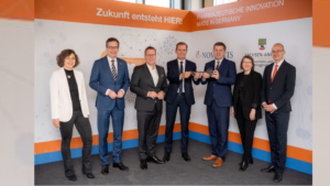 Vertreter aus Wirtschaft, Forschung und Politik bei der symbolischen Schlüsselübergabe für den künftigen Produktionsstandort für Radioligandentherapie von Novartis in Halle (Saale), Sachsen-Anhalt. V.l.n.r.: Dr. Alexandra Skorupa, Leiterin des Bereichs Medical Affairs für Radioligandentherapie bei der Novartis Pharma GmbH, Dr. Alexander Vogt, Oberbürgermeister der Stadt Halle/Saale, Tino Sorge, Parlamentarischer Staatssekretär im Bundesministerium für Gesundheit, Manfred Heinzer, Vorsitzender der Geschäftsführung Novartis Deutschland, Sven Schulze, Minister für Wirtschaft, Tourismus, Landwirtschaft und Forsten des Landes Sachsen-Anhalt, Katja Pähle, MdL Sachsen Anhalt, Dr. Robert Franke, Geschäftsführer der Investitions- und Marketinggesellschaft (IMG) Sachsen-Anhalt