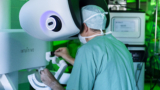 Prof. Roland Croner operiert mit dem neuesten Da Vinci- OP-System
an der Universitätsmedizin Magdeburg.