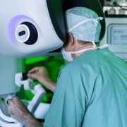 Prof. Roland Croner operiert mit dem neuesten Da Vinci- OP-System
an der Universitätsmedizin Magdeburg.