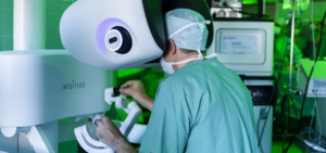 Prof. Roland Croner operiert mit dem neuesten Da Vinci- OP-System
an der Universitätsmedizin Magdeburg.