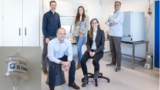 TQ Therapeutics-Team. CEO Christian Eckert (ganz rechts) verspricht sich viel von der Zellanreicherung in der TQ-Kassette (kleines Bild), die inline in einen extrakorporalen Blutkreislauf eingefügt werden kann