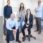 TQ Therapeutics-Team. CEO Christian Eckert (ganz rechts) verspricht sich viel von der Zellanreicherung in der TQ-Kassette (kleines Bild), die inline in einen extrakorporalen Blutkreislauf eingefügt werden kann