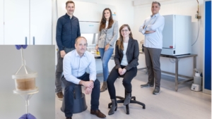 TQ Therapeutics-Team. CEO Christian Eckert (ganz rechts) verspricht sich viel von der Zellanreicherung in der TQ-Kassette (kleines Bild), die inline in einen extrakorporalen Blutkreislauf eingefügt werden kann