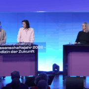 Bundesministerin Dorothee Bär (Mitte) umringt von Wissenschaftlerinnen und einer Moderatorin im Berliner Futurium