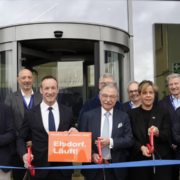 Von links nach rechts beim Scherenbild: Johannes Giloth (COO, GEA), Michael Asenkerschbaumer (Managing Director Lyophilization, GEA), Andreas Heller (Bürgermeister Stadt Elsdorf), Prof. Dieter Kempf (Vorsitzender des Aufsichtsrates, GEA), Mona Neubaur (Wirtschaftsministerin des Landes Nordrhein-Westfalen) und GEA CEO Stefan Klebert