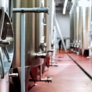 Pilz to go: Fermenterbatterie auf dem landwirtschaftlichen Hof