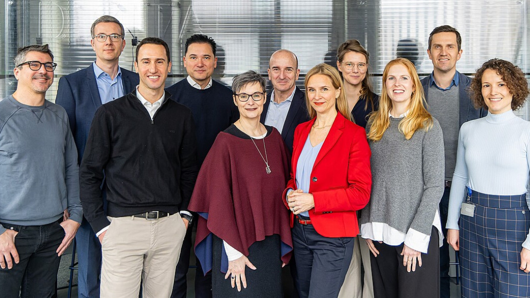 Das ARC-Projektteam (v.l.): Dr. Thiago Ramos Dos Santos, Tim Huse, Avner Shahal (Managing Director), Prof. Dr. Surjo R. Soekadar (Chief Innovation Officer), Dr. Anke Knauf, Thomas Gazlig, Dr. Claudia Keil-Dieckmann, Dr. Johanna Nothacker, Dr. Florentine Kaniess, Martin Viestenz, Dr. Kornelia Johann