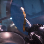 Der Sensor ist im Verband versteckt und misst den Druck auf die Wunde am Fuß.