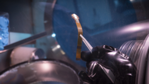 Der Sensor ist im Verband versteckt und misst den Druck auf die Wunde am Fuß.