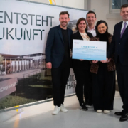 Übergabe des Förderbescheids an MicroHarvest im Besucherinformationszentrum (BIZ) am Chemiestandort Leuna mit Jonathan Roberz, Co-Founder und COO von MicroHarvest, Katelijne Bekers, Co-Founder und CEO von MicroHarvest, Sven Czekalla, Mitglied des Landtags Sachsen-Anhalt, Gitta Connemann, Parlamentarische Staatssekretärin bei der Bundesministerin für Wirtschaft und Energie und Beauftragte der Bundesregierung für den Mittelstand, Sven Schulze, Ministerpräsident des Landes Sachsen-Anhalt, Dr. Christof Günther, Geschäftsführer der InfraLeuna GmbH