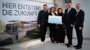 Übergabe des Förderbescheids an MicroHarvest im Besucherinformationszentrum (BIZ) am Chemiestandort Leuna mit Jonathan Roberz, Co-Founder und COO von MicroHarvest, Katelijne Bekers, Co-Founder und CEO von MicroHarvest, Sven Czekalla, Mitglied des Landtags Sachsen-Anhalt, Gitta Connemann, Parlamentarische Staatssekretärin bei der Bundesministerin für Wirtschaft und Energie und Beauftragte der Bundesregierung für den Mittelstand, Sven Schulze, Ministerpräsident des Landes Sachsen-Anhalt, Dr. Christof Günther, Geschäftsführer der InfraLeuna GmbH