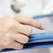 mtz.de_Arzt_mit_Tablet