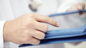 mtz.de_Arzt_mit_Tablet